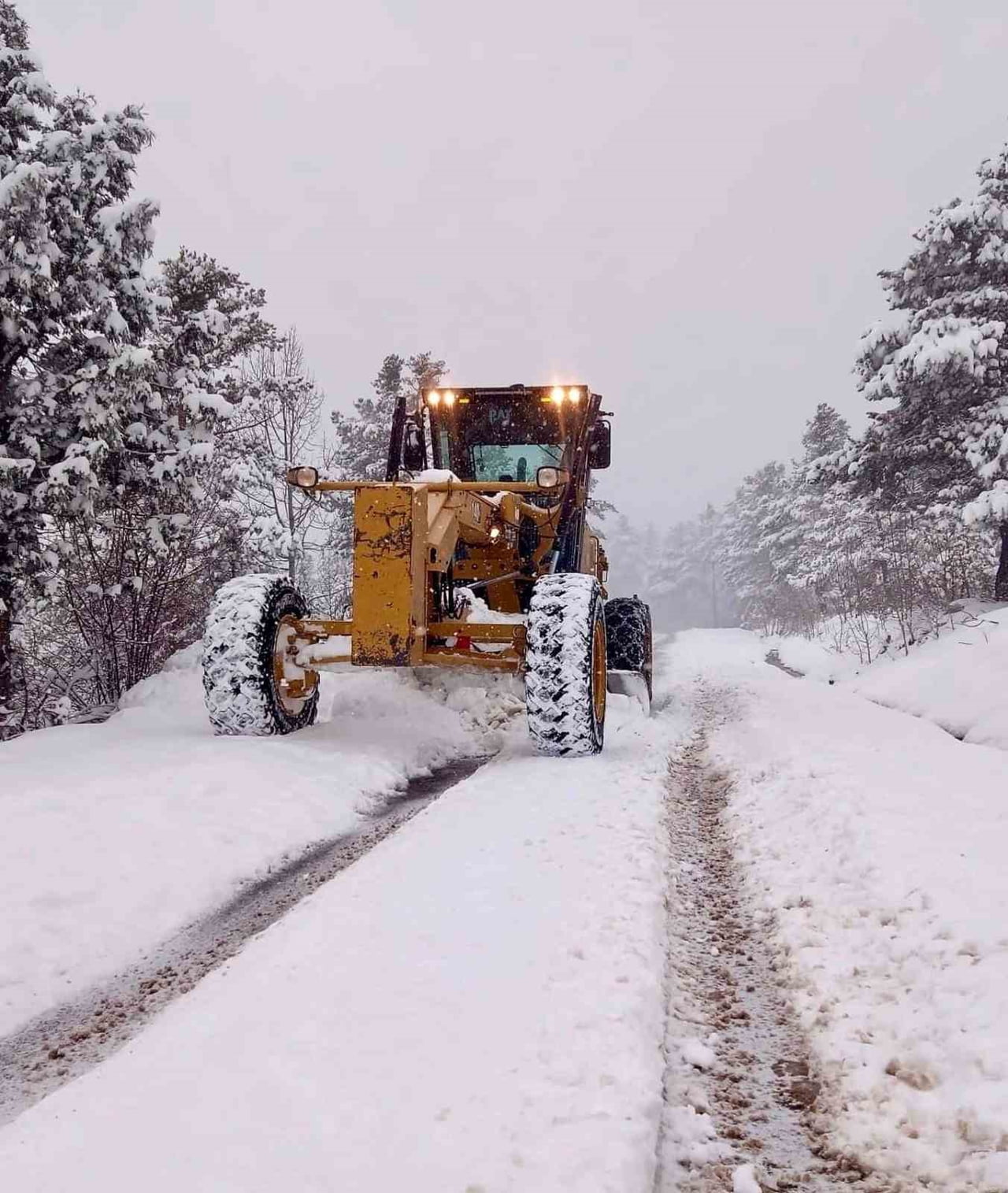 GİRESUN’DA ÖZELLİKLE İÇ KESİMLERDE ETKİLİ OLAN YOĞUN KAR YAĞIŞI NEDENİYLE İL GENELİNDE ÇOK SAYIDA...