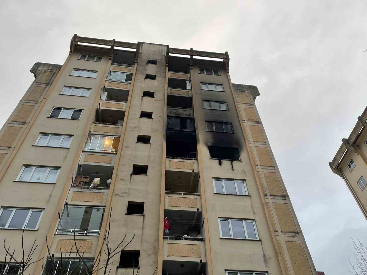 GİRESUN’UN TEYYAREDÜZÜ MAHALLESİ BATLAMA TOKİ KONUTLARINDA ÇIKAN YANGIN PANİĞE NEDEN OLDU. İDDİAYA...