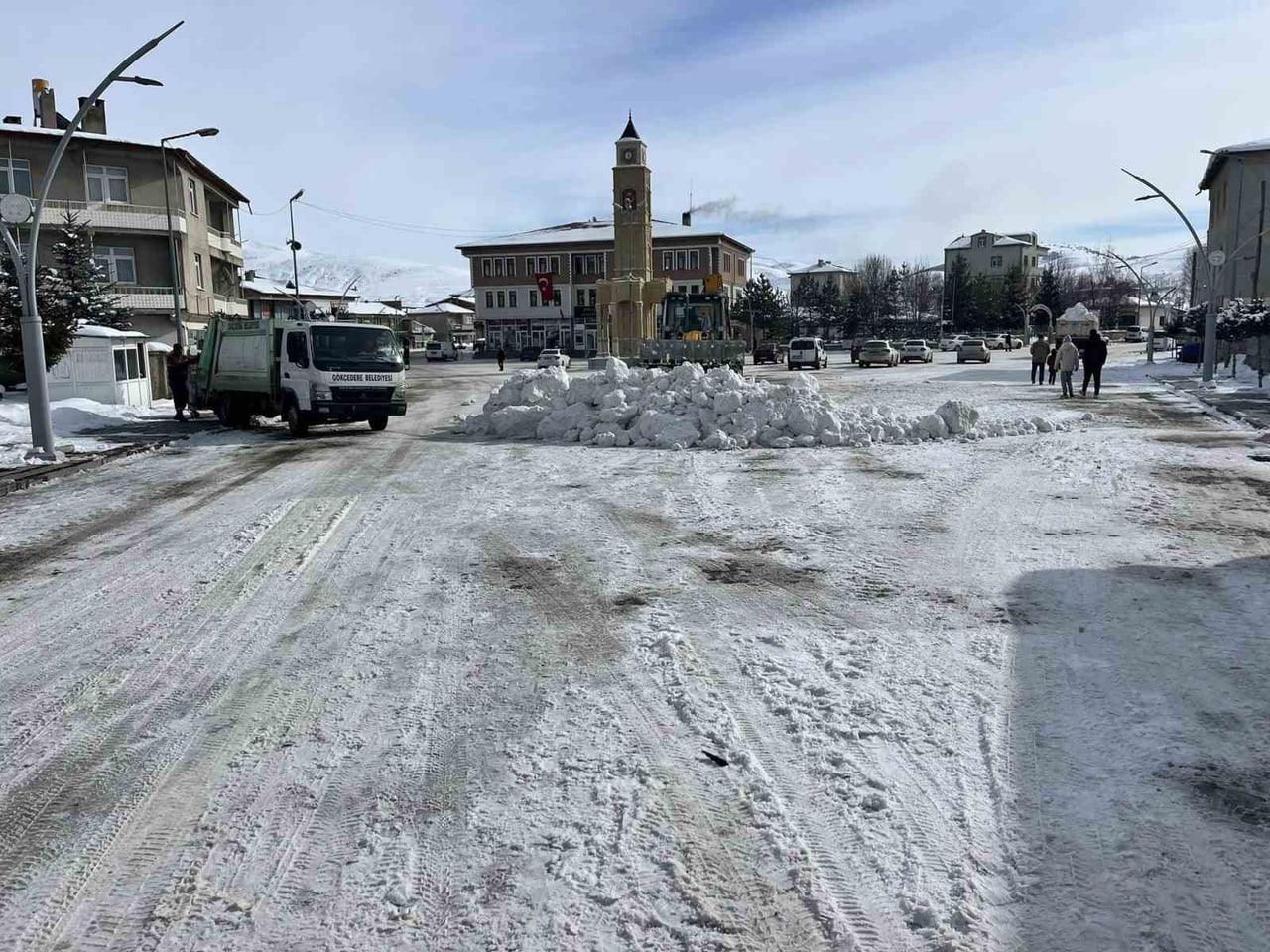 GÖKÇEDERE’DE KARLA MÜCADELE ÇALIŞMALARI SÜRÜYOR