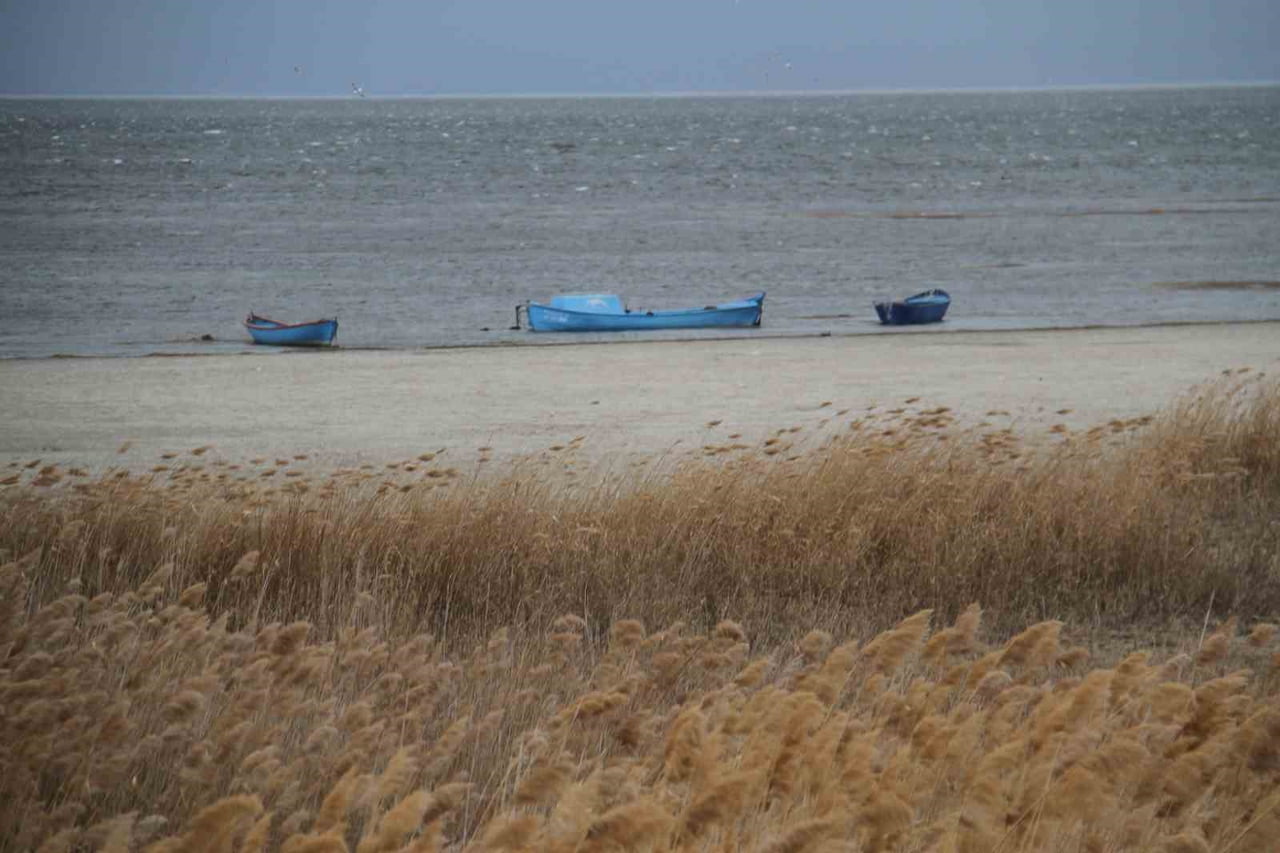 GÖL ÜZERİNDE MOTORLU TEKNE SESLERİ KESİLİRKEN, BALIKÇI KAYIKLARININ LİMANLARDA PARK HALİNDE OLMASI...
