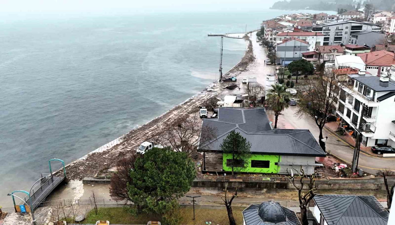 GÖLCÜK'E BAĞLI ULAŞLI SAHİLİNDE OLUMSUZ HAVA ŞARTLARINDA DENİZİN YÜKSELMESİ SONUCU OLUŞAN SU...