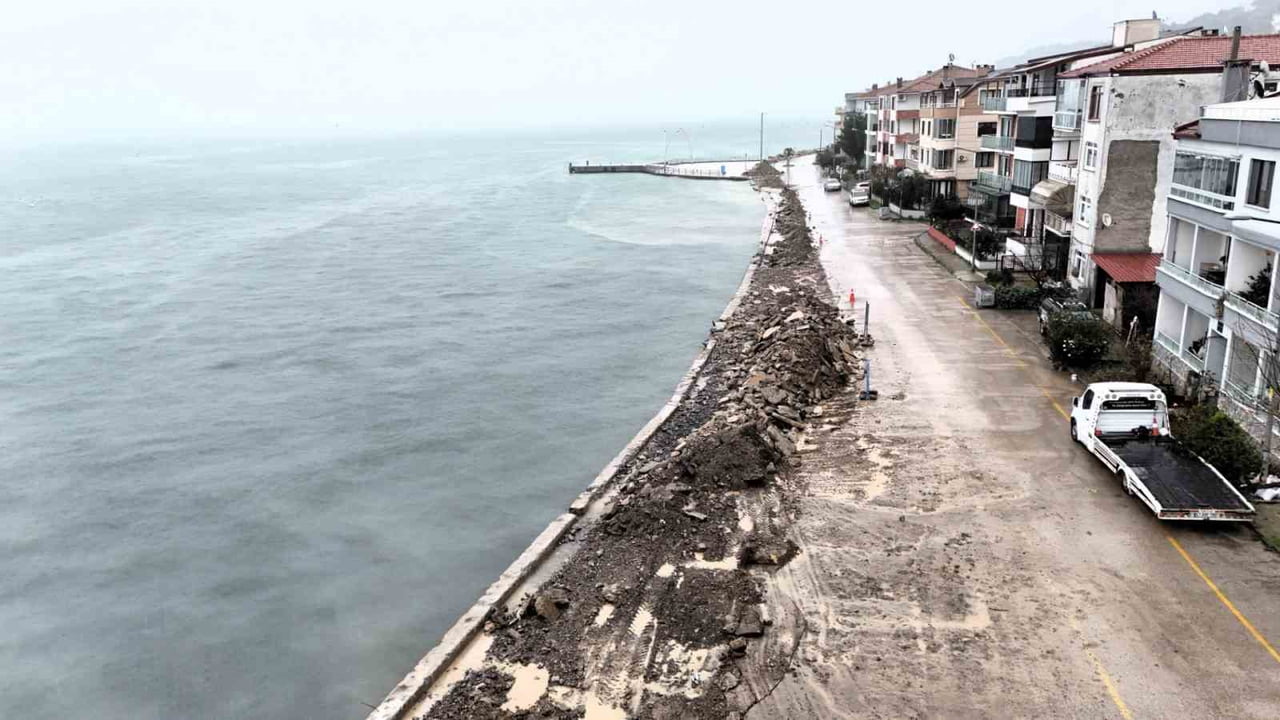 GÖLCÜK'E BAĞLI ULAŞLI SAHİLİNDE OLUMSUZ HAVA ŞARTLARINDA DENİZİN YÜKSELMESİ SONUCU OLUŞAN SU...