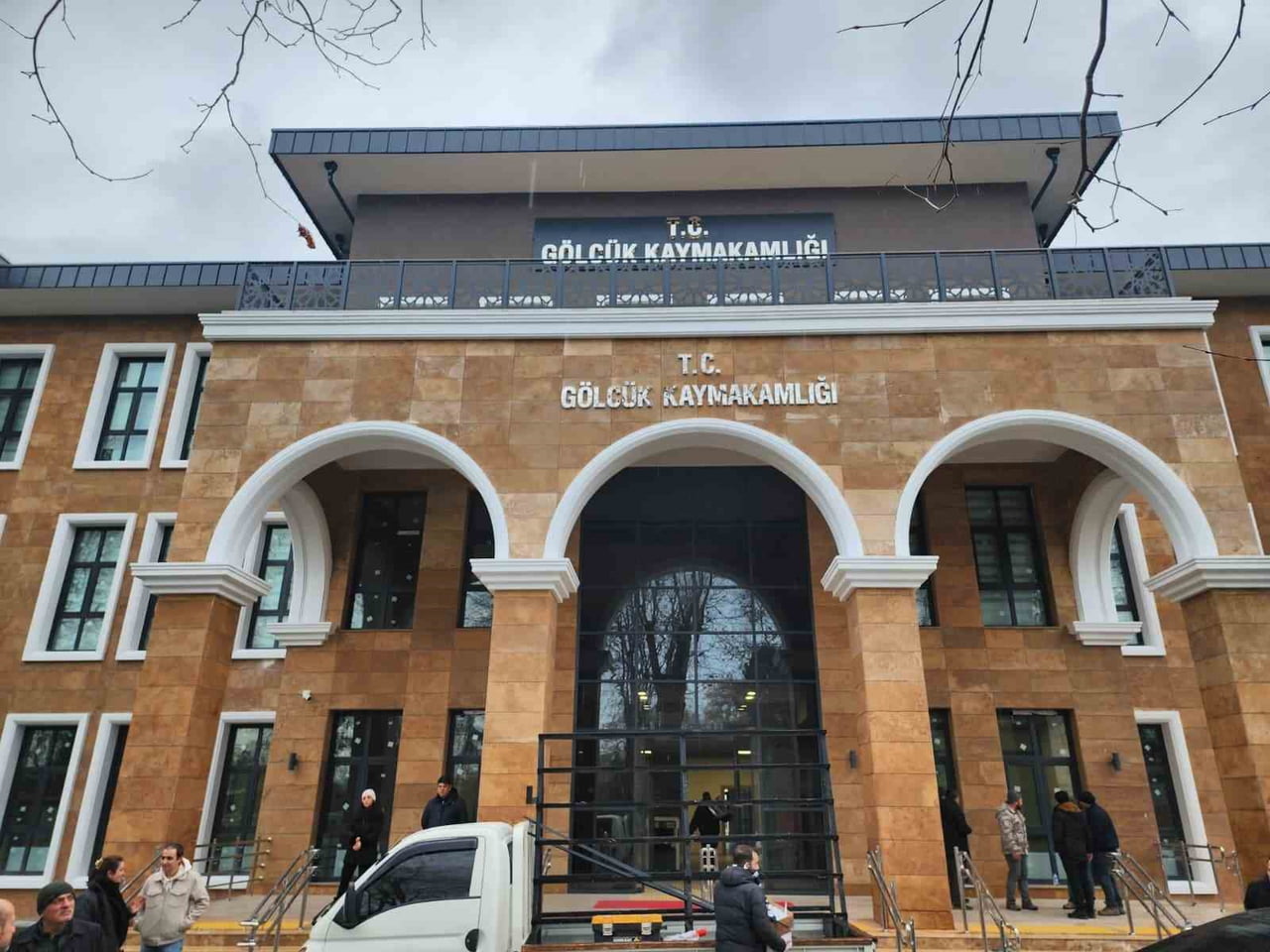 GÖLCÜK'TE KAMU HİZMETLERİNİ TEK ÇATI ALTINDA TOPLAYACAK YENİ HÜKÜMET KONAĞI BİNASININ İNŞASINDA...