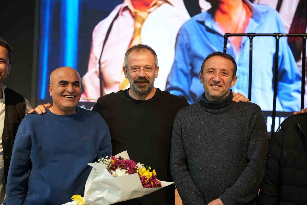 GÖMEÇ KENT TİYATROSU İZLEYENLERİ KAHKAHAYA BOĞDU