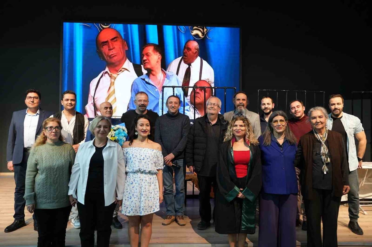 GÖMEÇ KENT TİYATROSU İZLEYENLERİ KAHKAHAYA BOĞDU