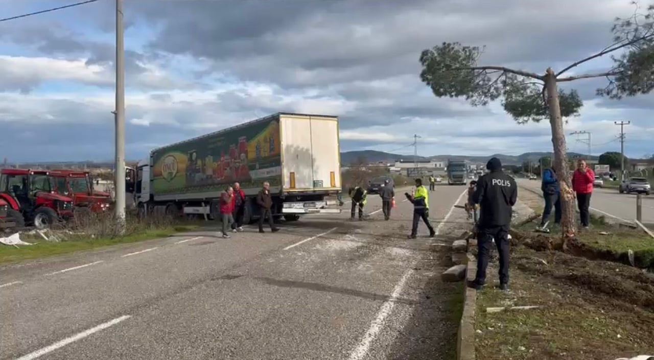 GÖNEN-BANDIRMA YOLUNDA KONTROLDEN ÇIKAN TIR ŞARAMPOLE UÇTU