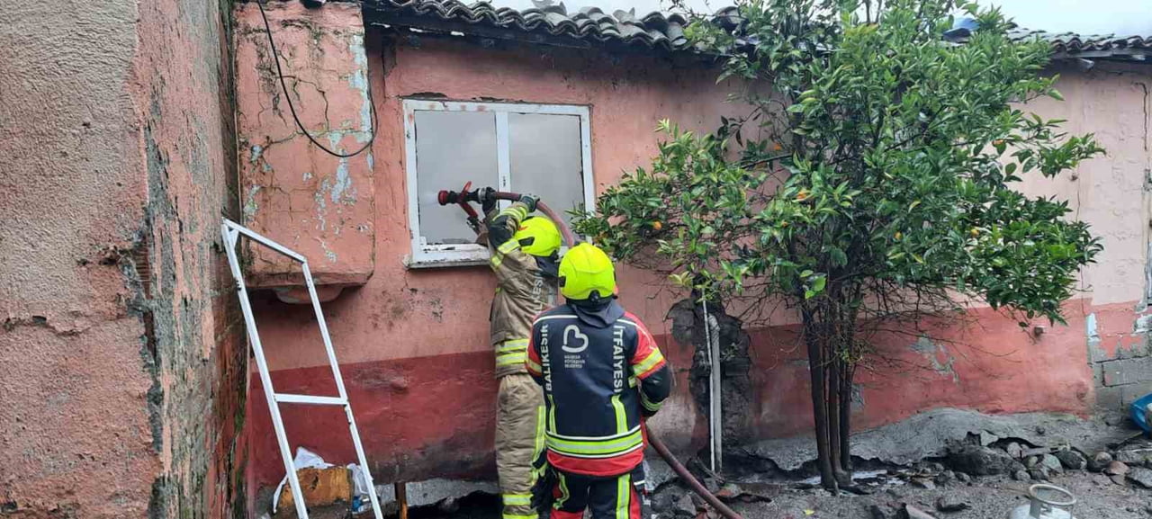 GÖNEN’DE MÜSTAKİL EV YANGINDA KULLANILAMAZ HALE GELDİ