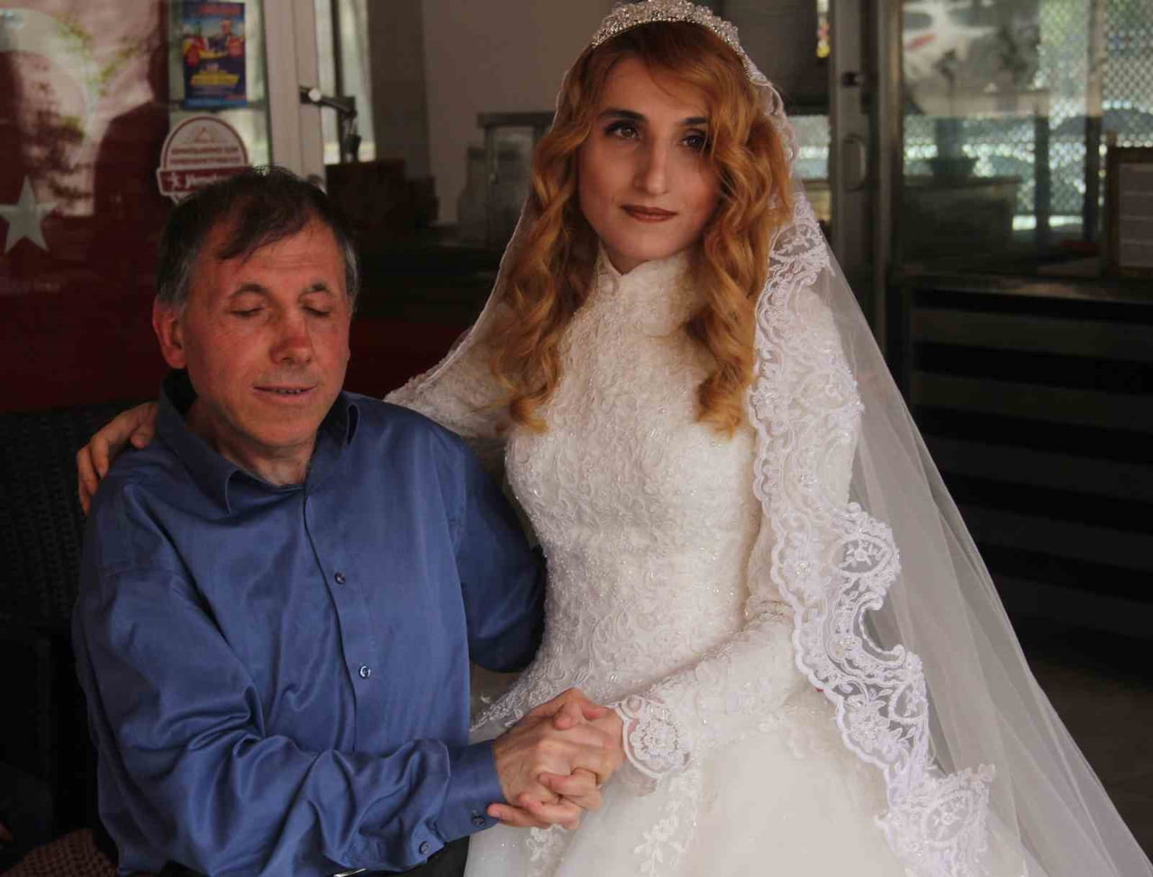 GÖRME ENGELLİ GÜLŞEN MUT (39) İLE EŞİ EDEBİYAT ÖĞRETMENİ EDİZ MUT (52)