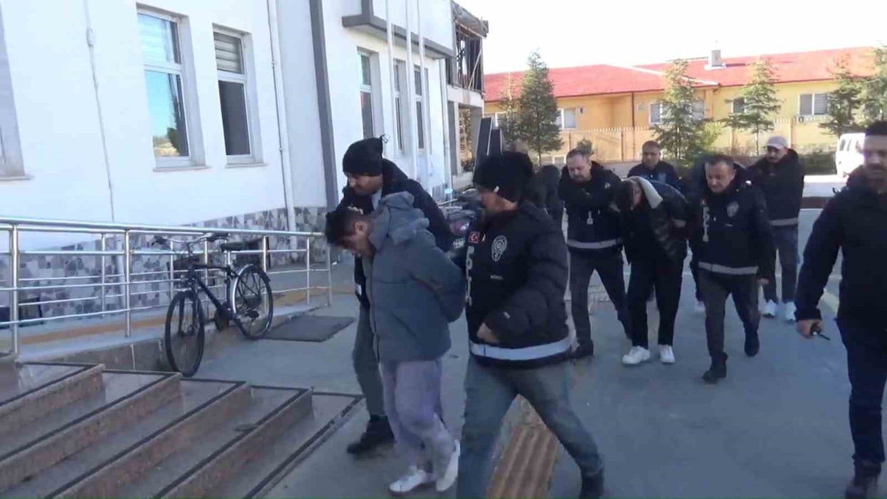 GÖZALTINA ALINAN ŞÜPHELİLER, KIRKLARELİ LÜLEBURGAZ'DA ÇIKARILDIKLARI ADLİ MAKAMLARCA TUTUKLANARAK...