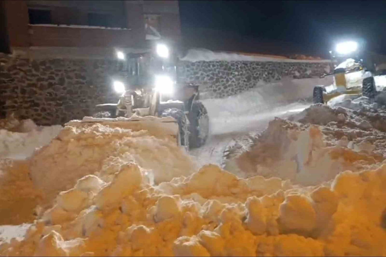 GÜMÜŞHANE'NİN YÜKSEK KESİMLERİNDE ETKİLİ OLAN YOĞUN KAR YAĞIŞI SONRASI İL ÖZEL İDARESİ EKİPLERİNİN...