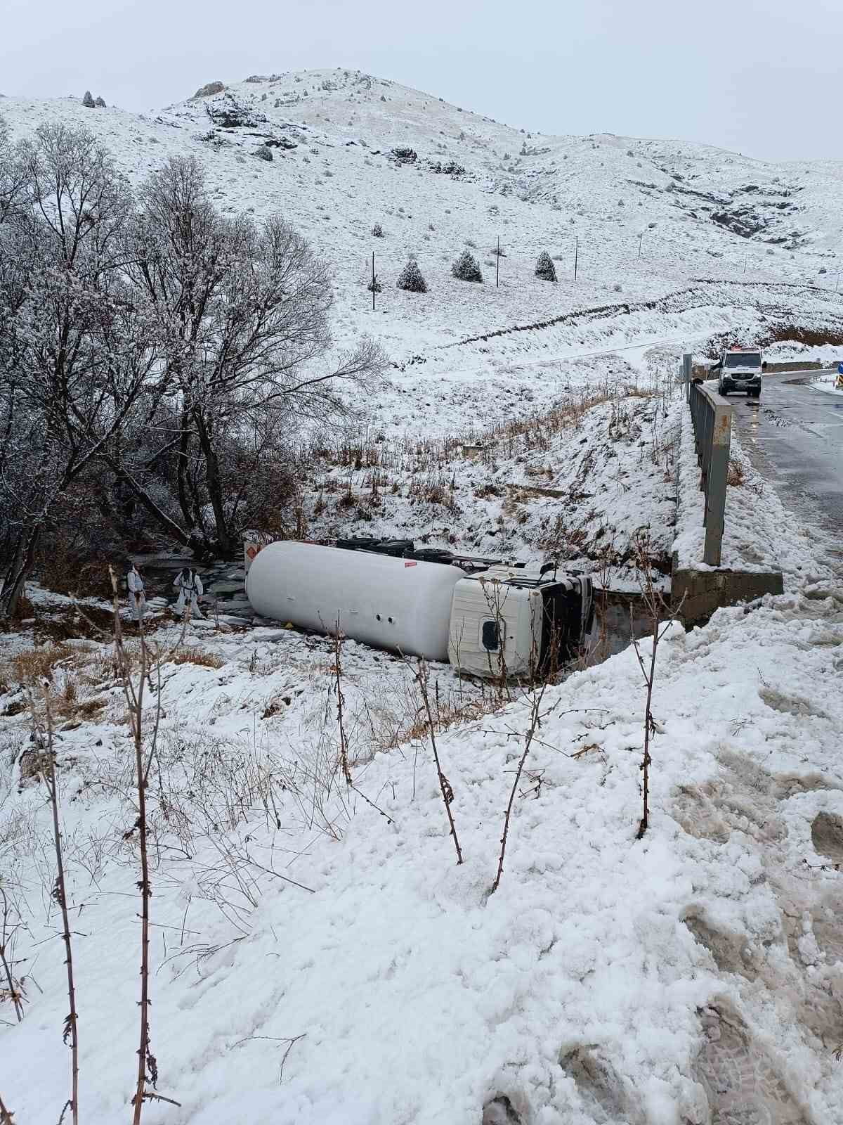 GÜMÜŞHANE’DE BUZLANAN YOLDA KONTROLDEN ÇIKAN LPG YÜKLÜ TANKER DERE YATAĞINA DEVRİLDİ.