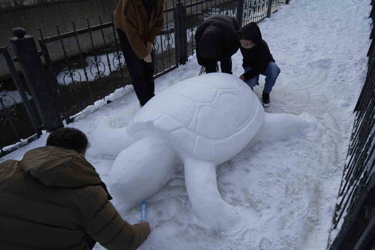 GÜMÜŞHANE’DE KIŞ MEVSİMİ NEDENİYLE İŞİNİ YAPAMADIĞI İÇİN BOŞTA KALAN TIR ŞOFÖRÜ CİHAN ORAL...