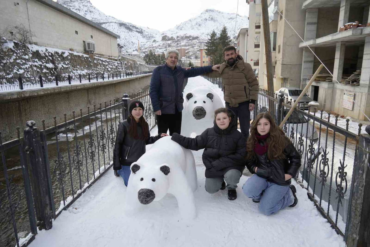 GÜMÜŞHANE’DE TIR ŞOFÖRÜ CİHAN ORAL BU KEZ DE ÇOCUKLARIYLA BİRLİKTE KARDAN ANNE VE YAVRU AYI...