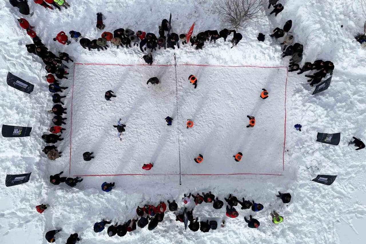 GÜMÜŞHANE MERKEZE BAĞLI YENİCE KÖYÜ, 33 YILDIR SÜREGELEN GELENEKSEL KAR ÜSTÜNDE VOLEYBOL ŞENLİĞİNE...