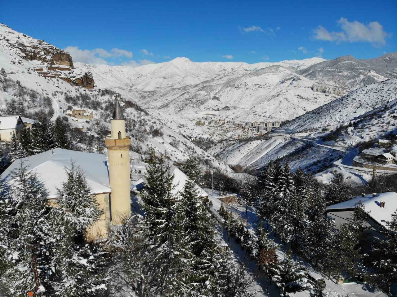 GÜMÜŞHANE’NİN ESKİ YERLEŞİM YERİ OLAN TARİHİ SÜLEYMANİYE MAHALLESİ KAR YAĞIŞININ ARDINDAN DRONLA...