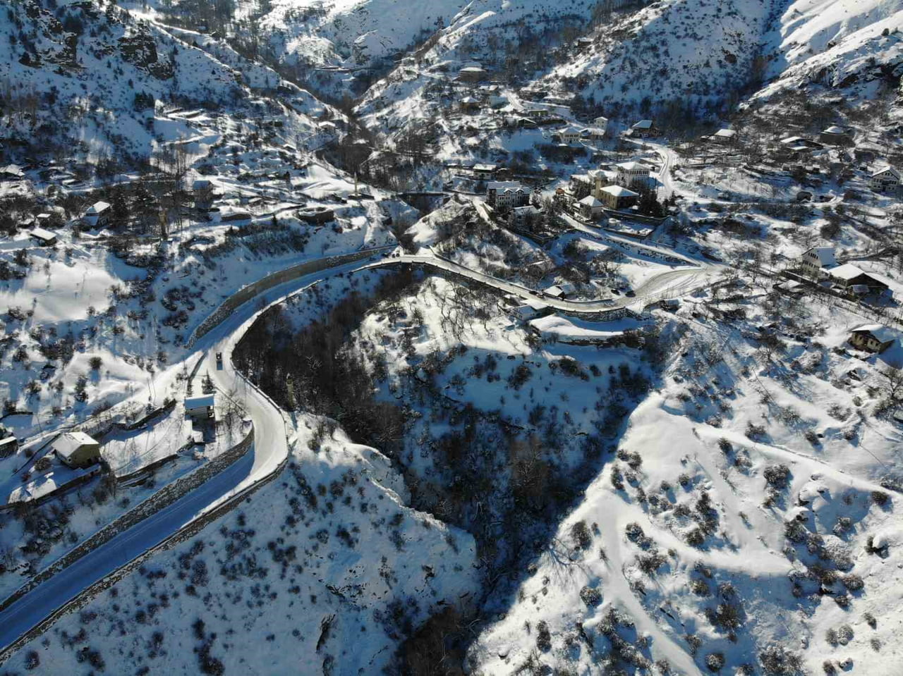 GÜMÜŞHANE’NİN ESKİ YERLEŞİM YERİ OLAN TARİHİ SÜLEYMANİYE MAHALLESİ KAR YAĞIŞININ ARDINDAN DRONLA...