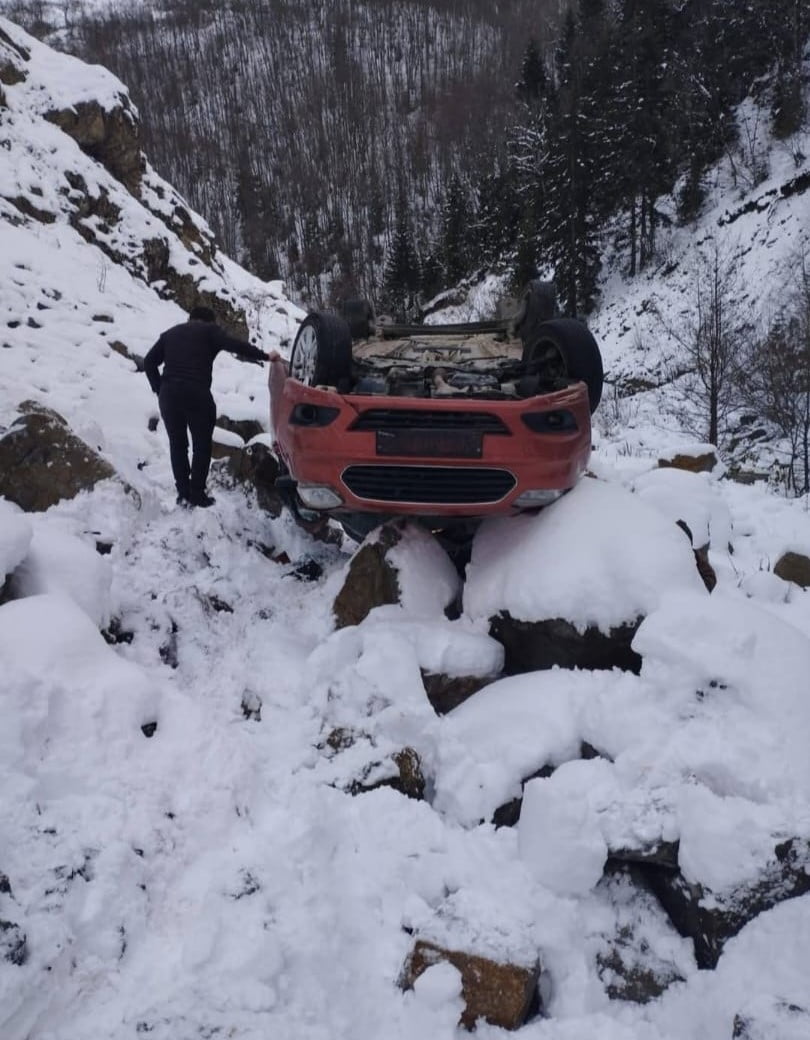 GÜMÜŞHANE’NİN KÜRTÜN İLÇESİNDE, YUKARI KÜRTÜN GRUP YOLUNDA KARLI YOLDA KONTROLDEN ÇIKAN KAMYONETİN...