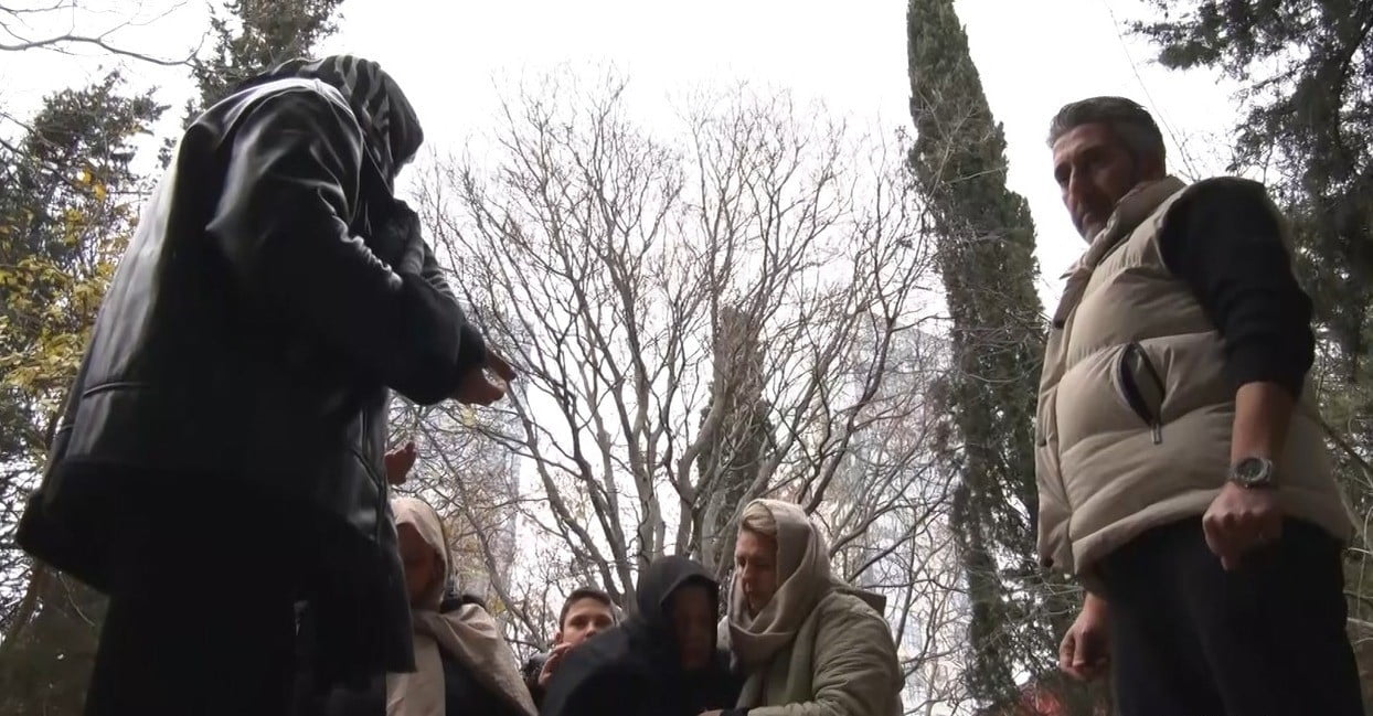 GÜNGÖREN’DE BIÇAKLI SALDIRIDA ÖLDÜRÜLEN ATLAS ÇAĞLAYAN’IN KAZLIÇEŞME MEZARLIĞINDAKİ KABRİNİ AİLESİ...