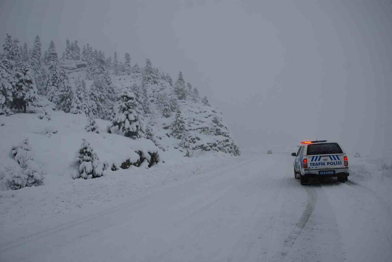 GÜNLERDİR ANTALYA VE İLÇELERİNDE ETKİLİ OLAN ŞİDDETLİ YAĞMUR VE SEL BASKINLARININ ARDINDAN, KENTİN...