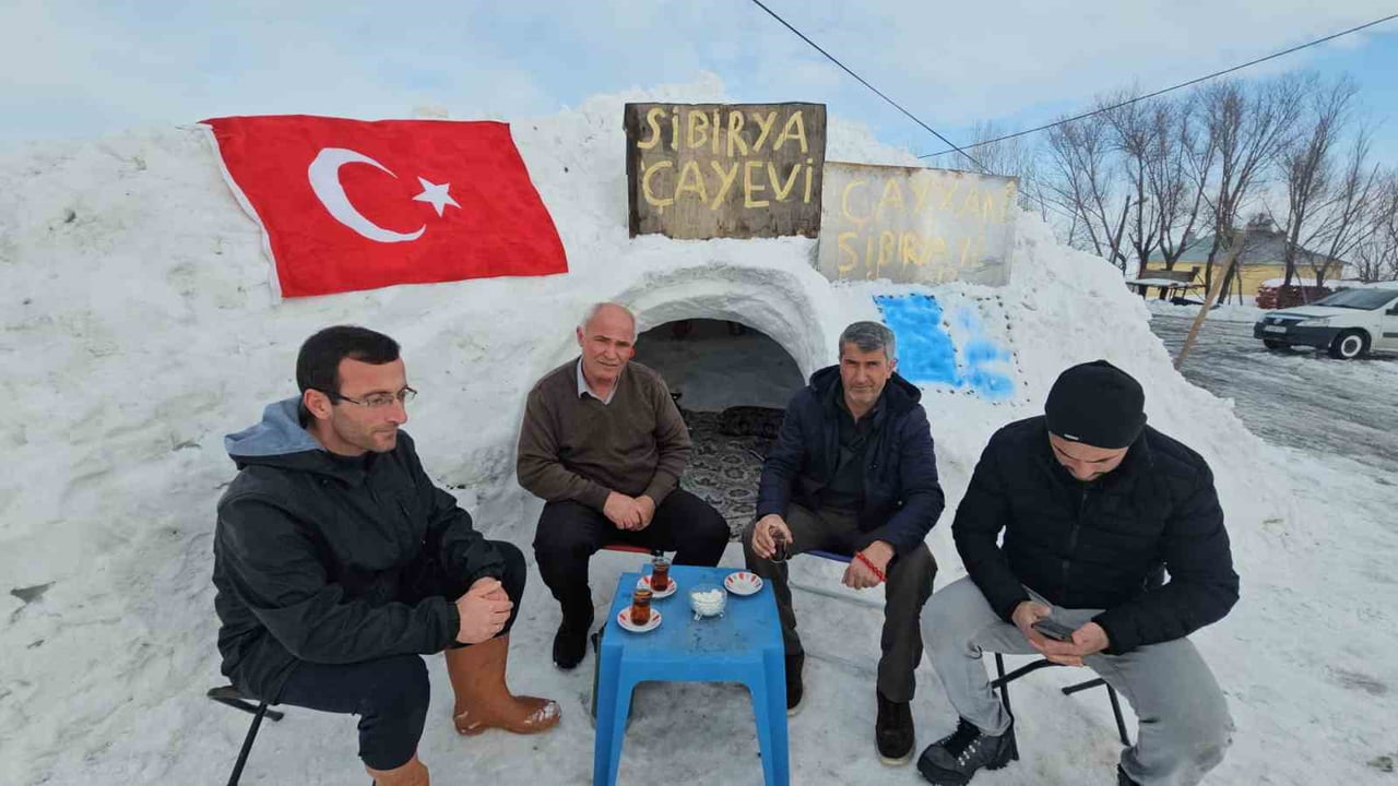 GÜNLERDİR ARALIKSIZ YAĞAN KAR SONRASI İŞ YERİNİN ÖNÜNDE BİRİKEN KARLARI DEĞERLENDİREN ESNAF...