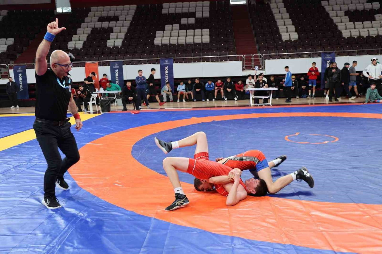 GÜREŞÇİLER ELAZIĞ'DA MİNDERE ÇIKIYOR