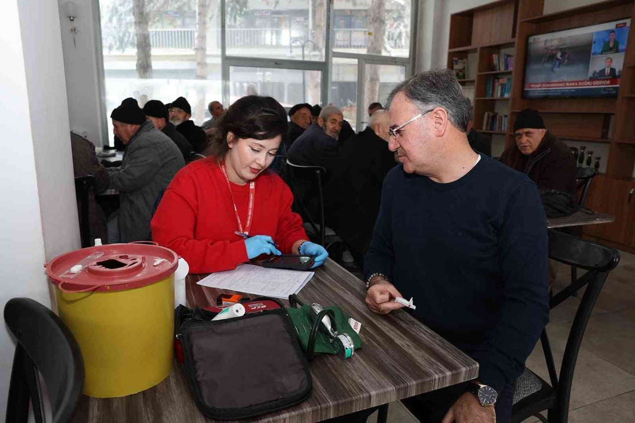 HACILAR BELEDİYE BAŞKANI BİLAL ÖZDOĞAN, TÜRK KIZILAYI TARAFINDAN HACILAR'DA DÜZENLENEN KAN BAĞIŞI...