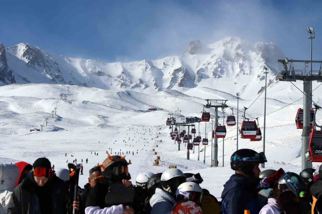 HAFTA SONUNU FIRSAT BİLEN BİNLERCE YERLİ VE YABANCI TURİST ERCİYES'E AKIN ETTİ.