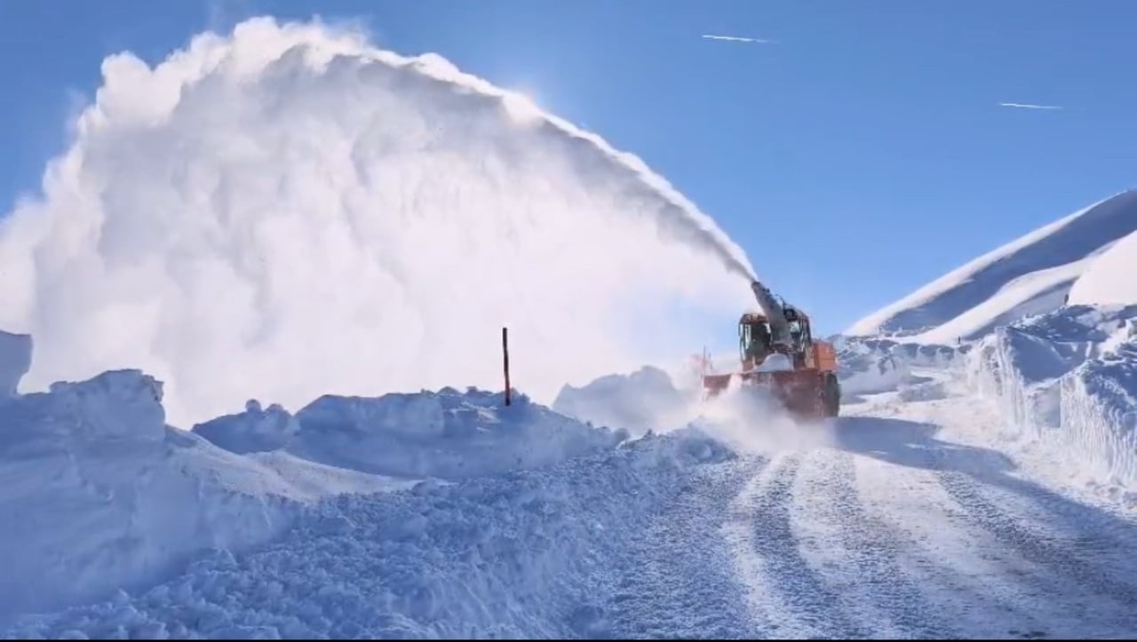 HAKKARİ'DE ETKİLİ OLAN KAR YAĞIŞININ ARDINDAN KAPANAN 295 YERLEŞİM BİRİMİ YOLUNDAN 294'Ü, İL ÖZEL...