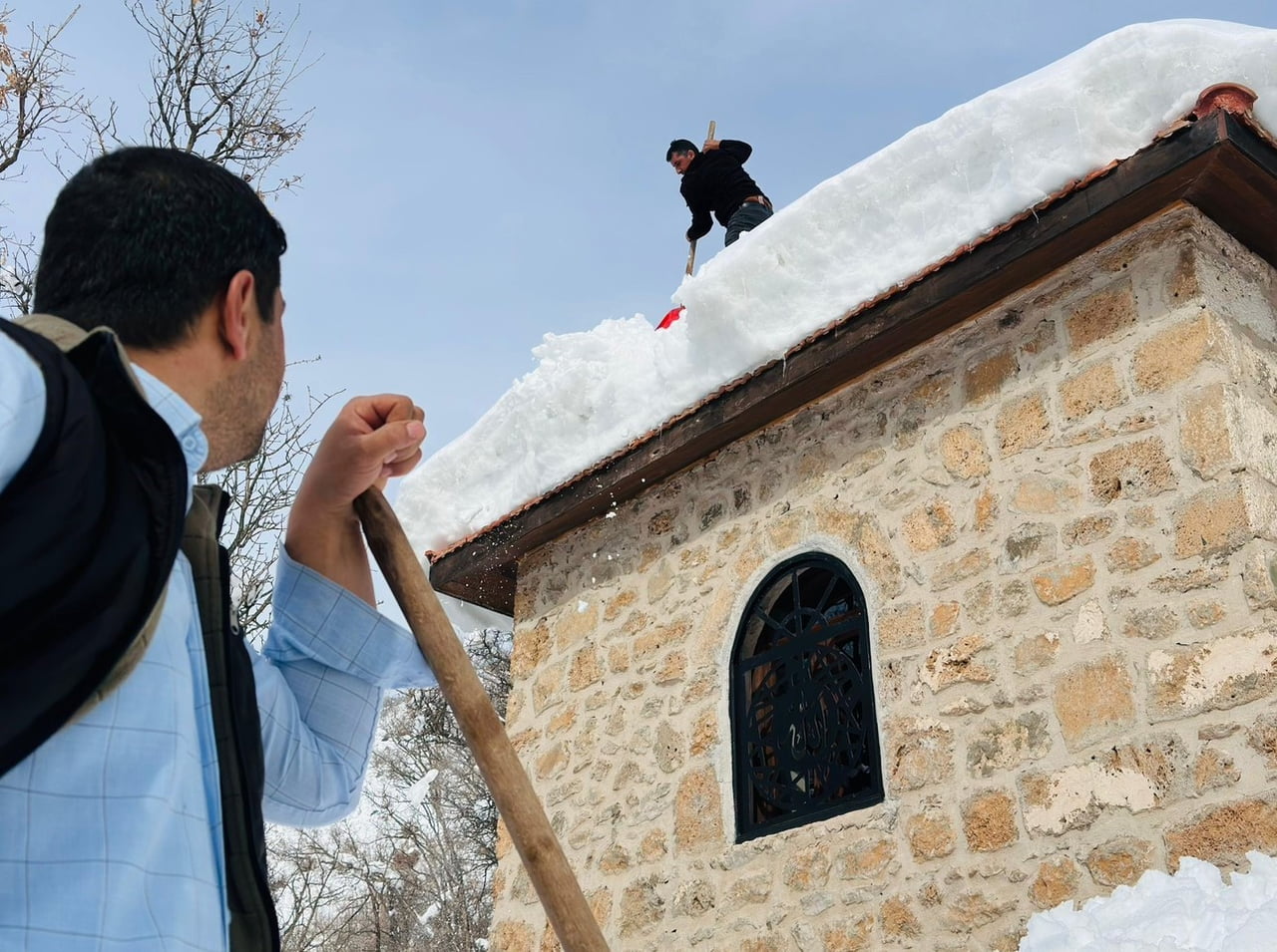 HAKKARİ'NİN ŞEMDİNLİ İLÇESİNDE ETKİLİ OLAN YOĞUN KAR YAĞIŞININ ARDINDAN, BAĞLAR (NEHRİ) KÖYÜNDEKİ...