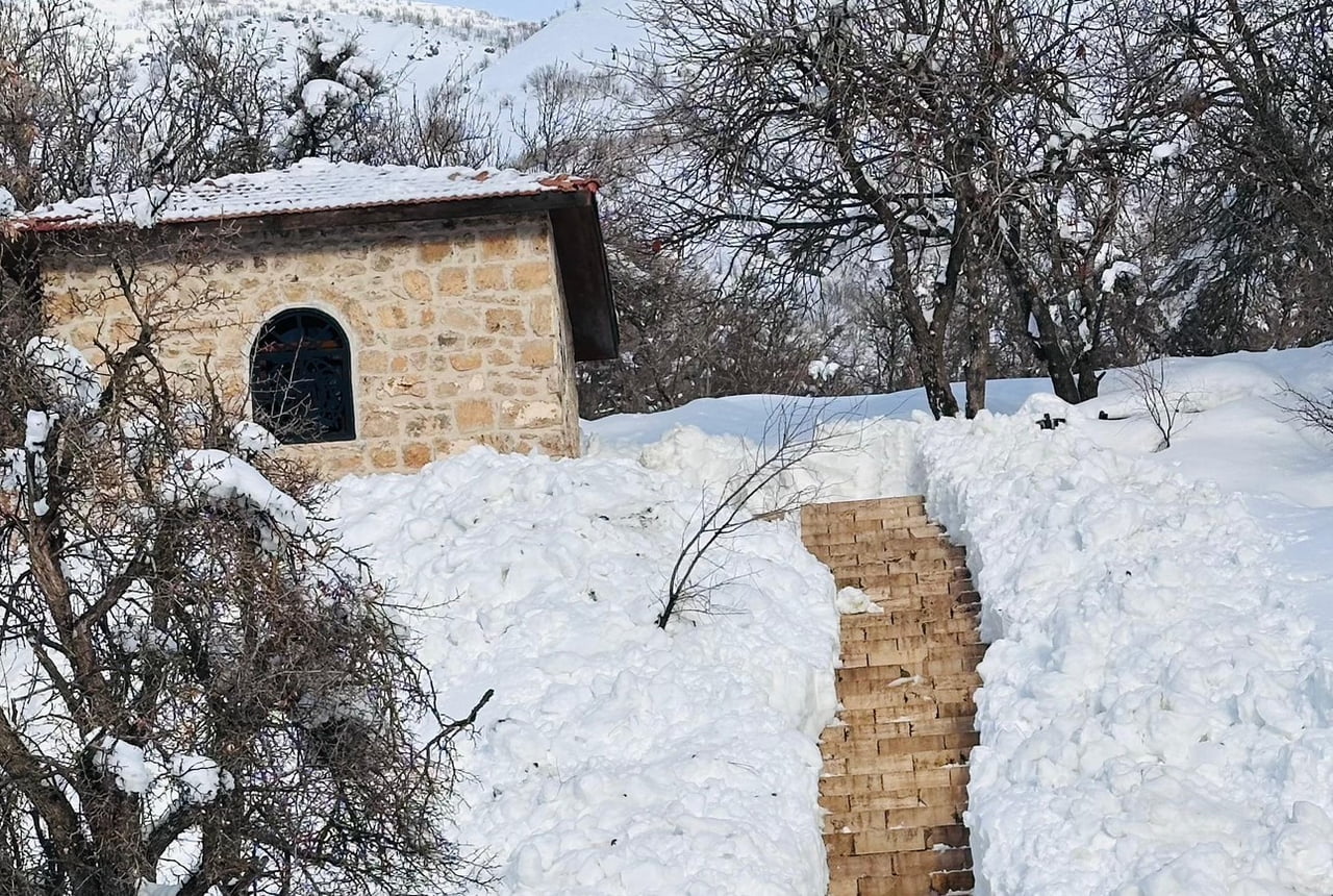 HAKKARİ'NİN ŞEMDİNLİ İLÇESİNDE ETKİLİ OLAN YOĞUN KAR YAĞIŞININ ARDINDAN, BAĞLAR (NEHRİ) KÖYÜNDEKİ...
