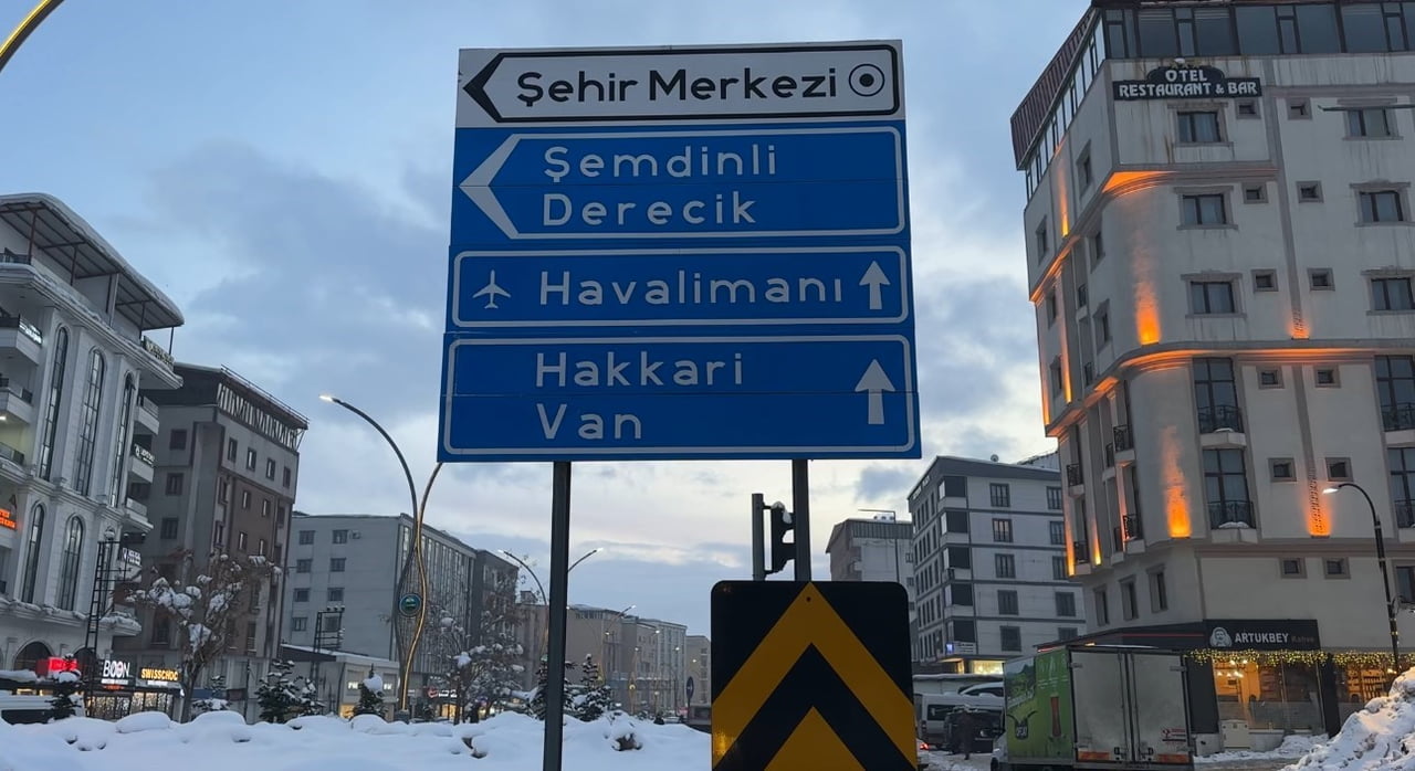 HAKKARİ'NİN YÜKSEKOVA İLÇESİNDE ETKİLİ OLAN YOĞUN KAR YAĞIŞI VE SİS, HAVA ULAŞIMINDA AKSAMALARA...