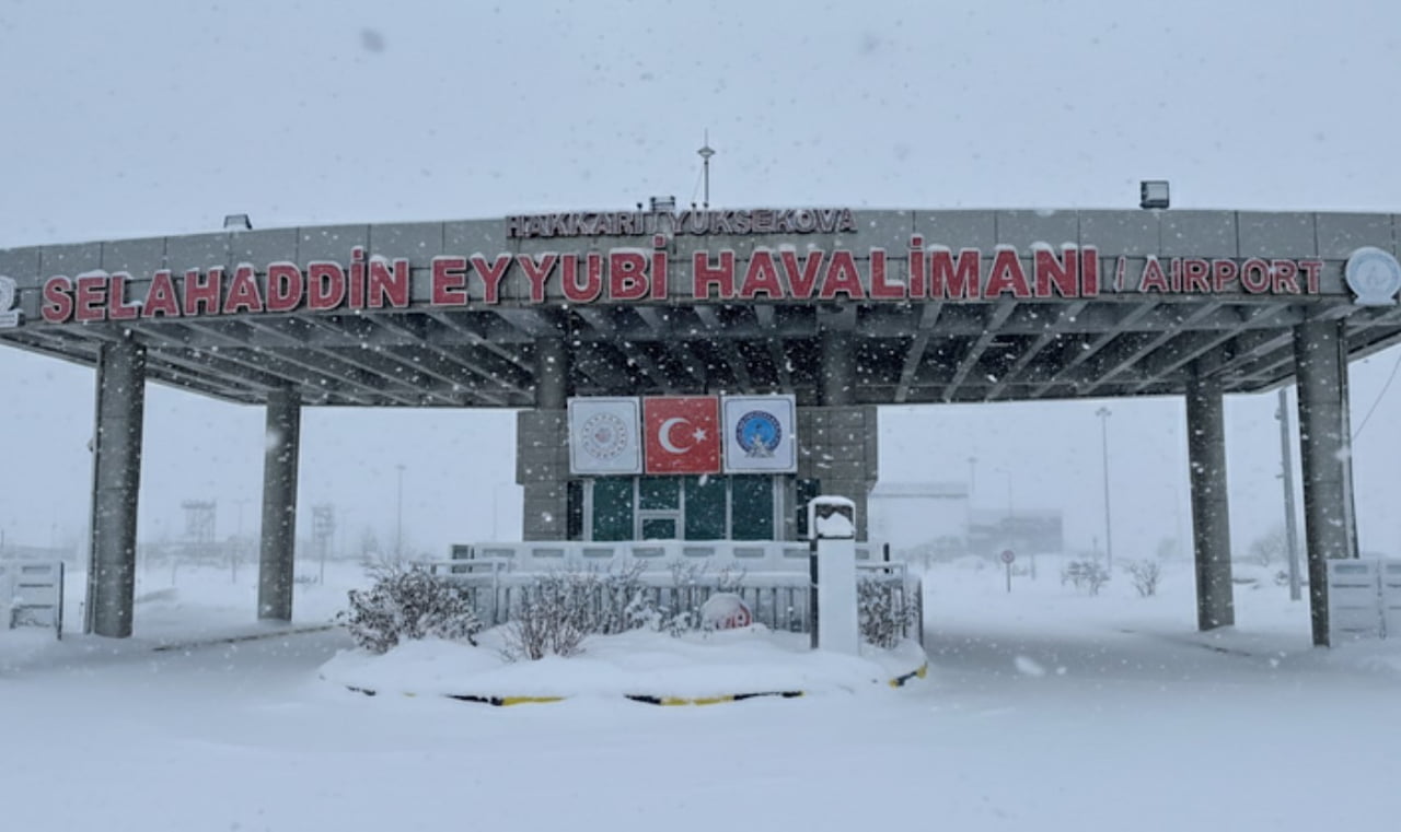 HAKKARİ'NİN YÜKSEKOVA İLÇESİNDE ETKİLİ OLAN YOĞUN KAR YAĞIŞI VE SİS NEDENİYLE ANKARA-YÜKSEKOVA...