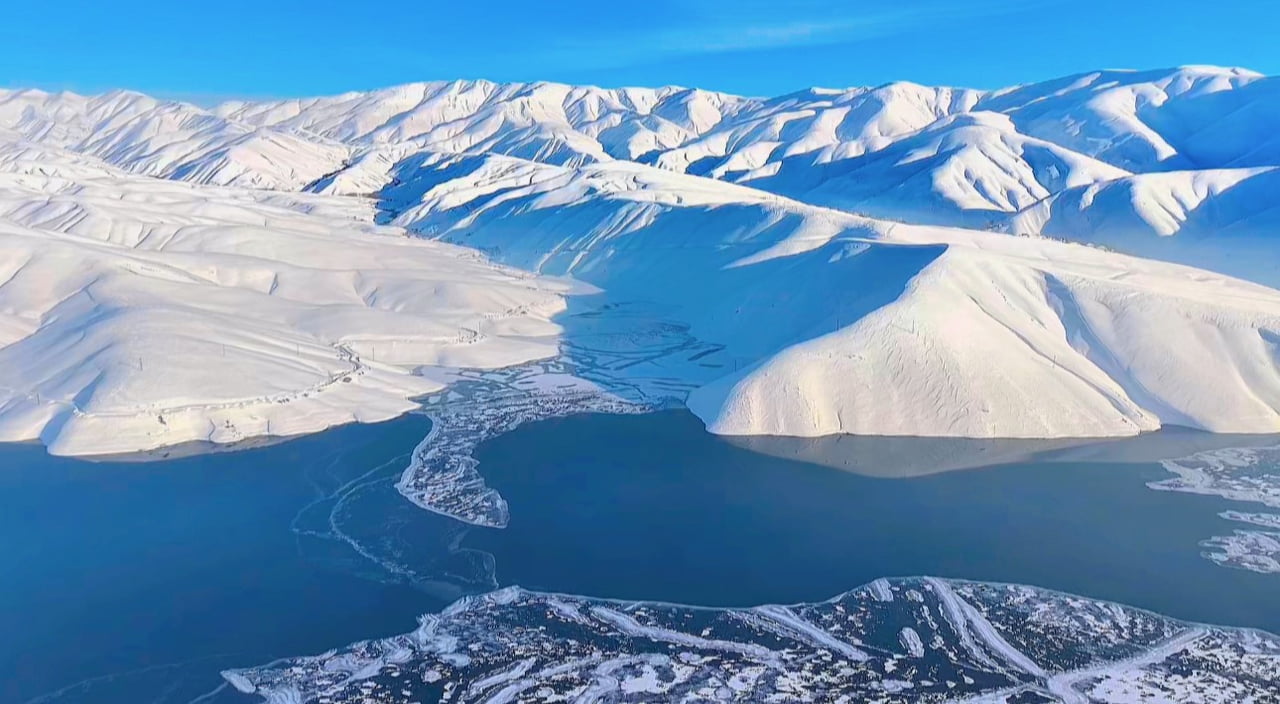 HAKKARİ'NİN YÜKSEKOVA İLÇESİNDE HAVA SICAKLIĞININ SIFIRIN ALTINA DÜŞMESİYLE DİLİMLİ BARAJI'NIN...