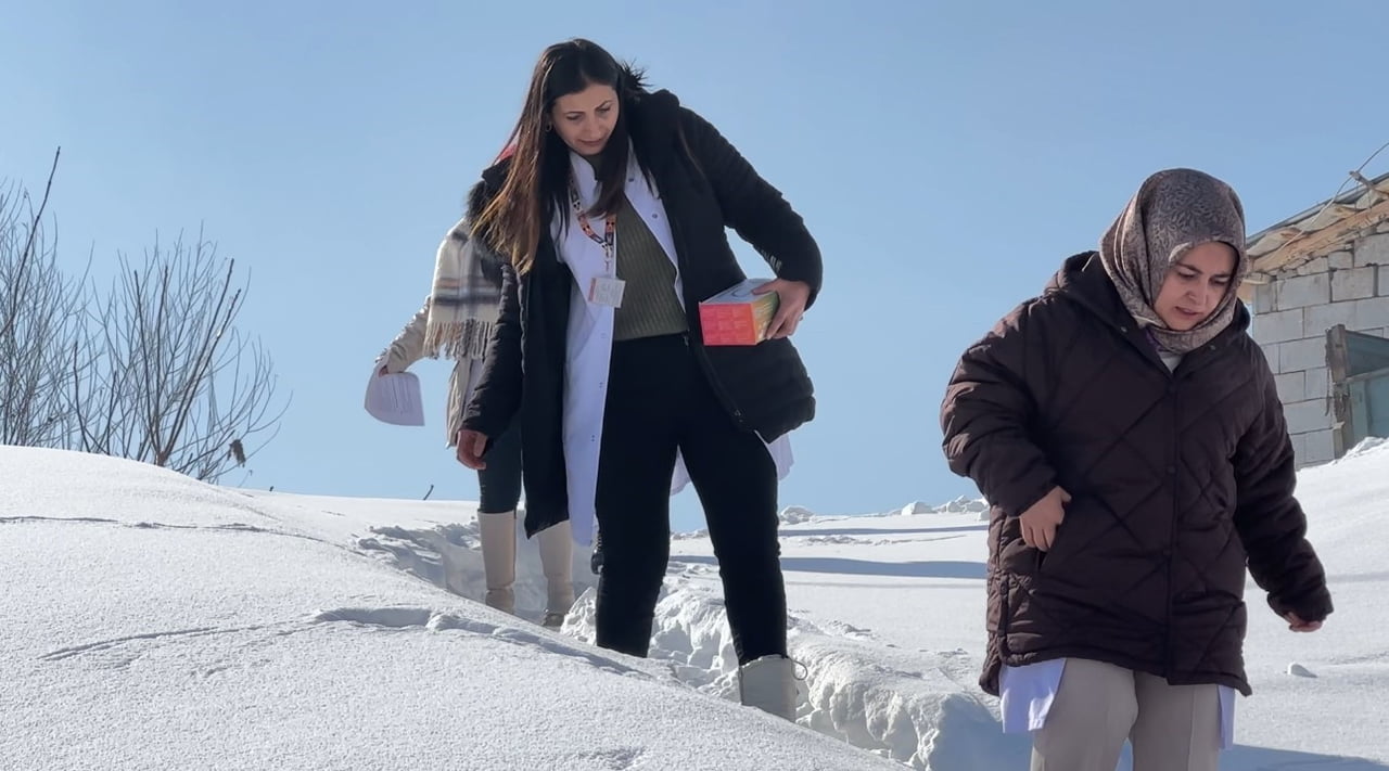 HAKKARİ'NİN YÜKSEKOVA İLÇESİNDE KAR KALINLIĞININ 1,5 METREYİ BULDUĞU KÖYE GİDEN MOBİL SAĞLIK...