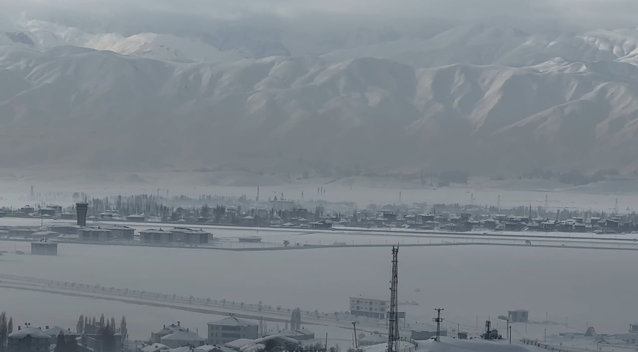 HAKKARİ'NİN YÜKSEKOVA İLÇESİNDE SABAH SAATLERİNDEN İTİBAREN ETKİSİNİ ARTIRAN YOĞUN SİS HAVA...
