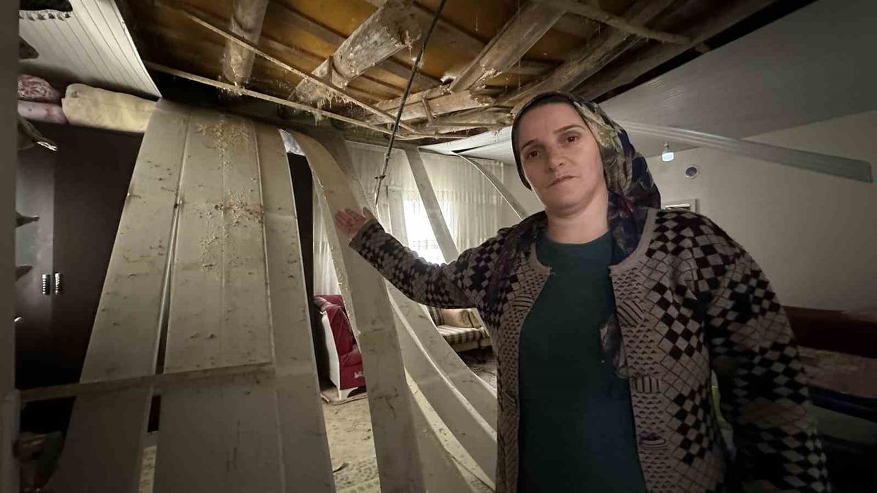 HAKKARİ'NİN YÜKSEKOVA İLÇESİNDE, YOĞUN KAR YAĞIŞI NEDENİYLE BİR EVİN TAVANININ ÇÖKMESİ SONUCU 5...