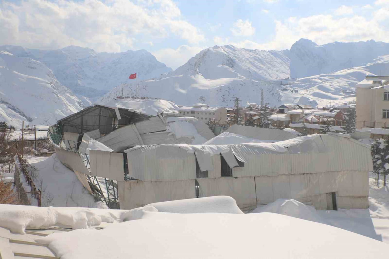 HAKKARİ ATATÜRK ANADOLU LİSESİ BAHÇESİNDE BULUNAN KAPALI HALI SAHA, ETKİSİNİ YAKLAŞIK BİR HAFTADIR...