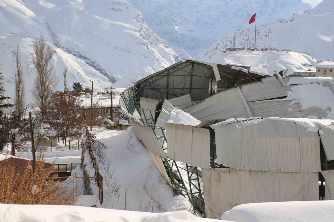 HAKKARİ ATATÜRK ANADOLU LİSESİ BAHÇESİNDE BULUNAN KAPALI HALI SAHA, ETKİSİNİ YAKLAŞIK BİR HAFTADIR...