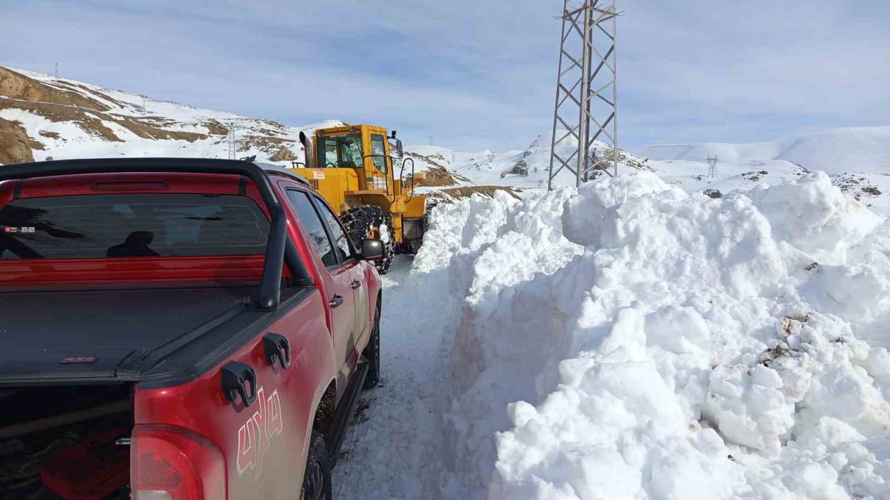 HAKKARİ BELEDİYESİ SU ARIZA EKİPLERİ, 3 BİN 500 RAKIMDA BULUNAN BERÇELAN YAYLASI İSTİKAMETİNDEKİ...