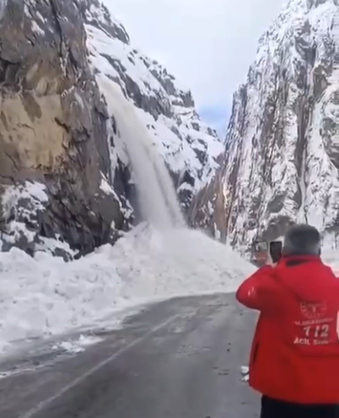 HAKKARİ-ÇUKURCA YOLUNA DÜŞEN 2 AYRI ÇIĞDAN DOLAYI YOL ULAŞIMA KAPANDI. İL ÖZEL İDARESİ EKİPLERİ...