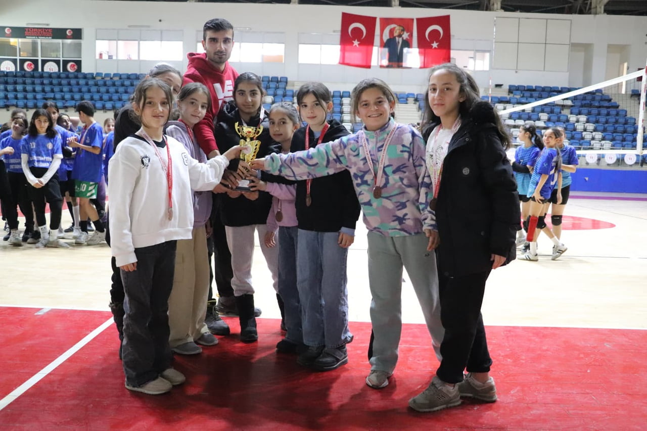 HAKKÂRİ’DE DÜZENLENEN OKUL SPORLARI KÜÇÜK KIZLAR VE ERKEKLER VOLEYBOL İL BİRİNCİLİĞİ MÜSABAKALARI...