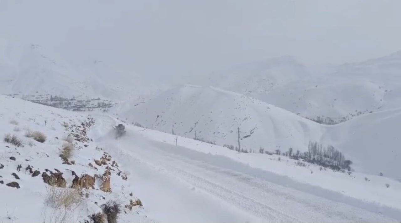 HAKKARİ’DE ETKİLİ OLAN KAR YAĞIŞI NEDENİYLE 14 KÖY VE 28 MEZRAYA ULAŞIM SAĞLANAMIYOR.