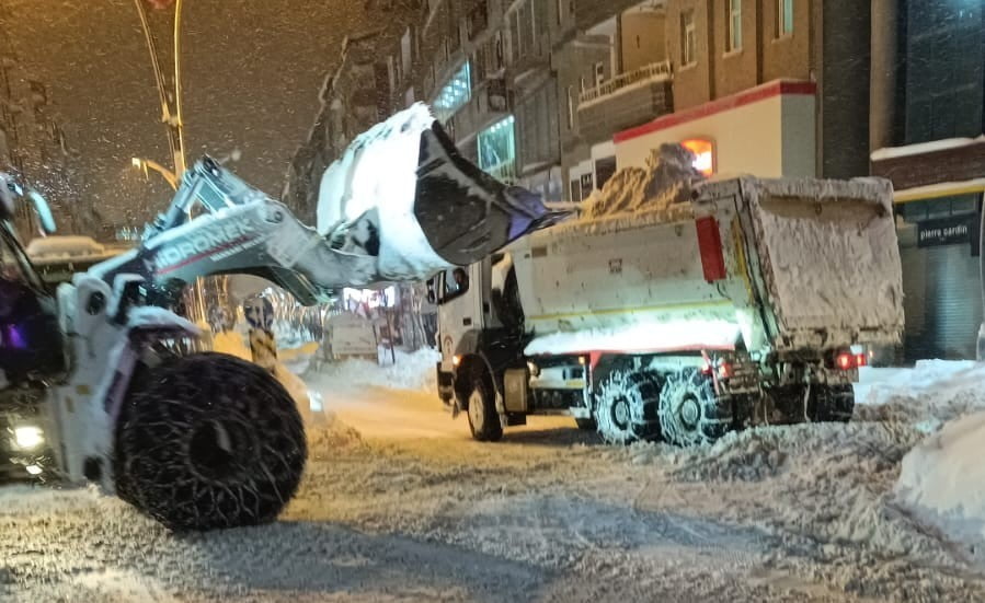 HAKKARİ’DE ETKİSİNİ SÜRDÜREN YOĞUN KAR YAĞIŞI HAYATI OLUMSUZ ETKİLEMEYE DEVAM EDİYOR.