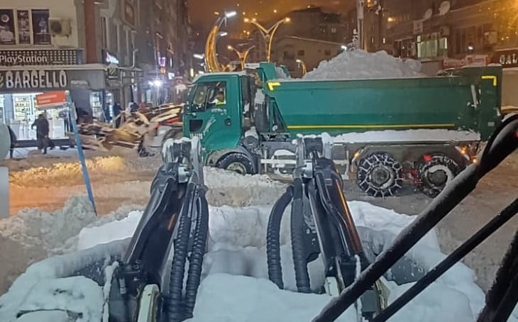 HAKKARİ’DE ETKİSİNİ SÜRDÜREN YOĞUN KAR YAĞIŞI HAYATI OLUMSUZ ETKİLEMEYE DEVAM EDİYOR.