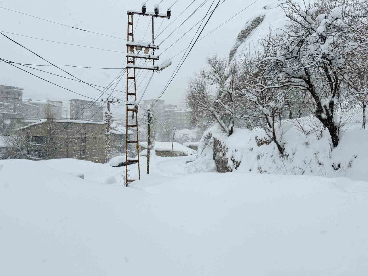HAKKARİ İL GENELİNDE 89 YERLEŞİM YERİ YOLU ULAŞIMA KAPANDI.