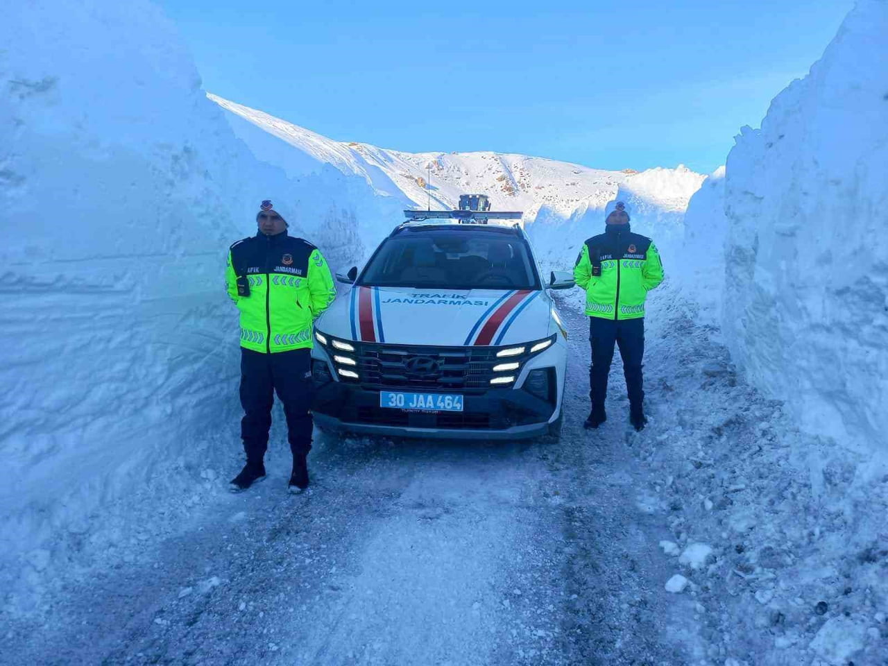 HAKKÂRİ İL JANDARMA KOMUTANLIĞINA BAĞLI TRAFİK JANDARMASI TİMLERİ, KIŞ MEVSİMİNDE TRAFİK...
