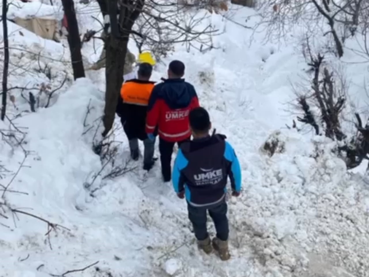 HAKKARİ İL MERKEZİ VE İLÇELERİNDE ETKİLİ OLAN YOĞUN KAR YAĞIŞI VE TİPİ NEDENİYLE 180 SANTİMETREYİ...