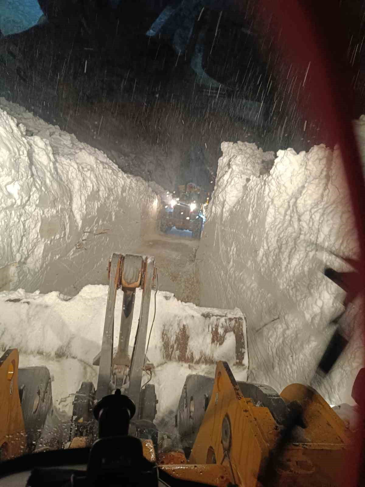 HAKKARİ’NİN ÇUKURCA İLÇESİ KARAYOLUNDA ETKİSİNİ SÜRDÜREN KAR YAĞIŞIYLA BİRLİKTE DÜŞEN ÇIĞLAR...