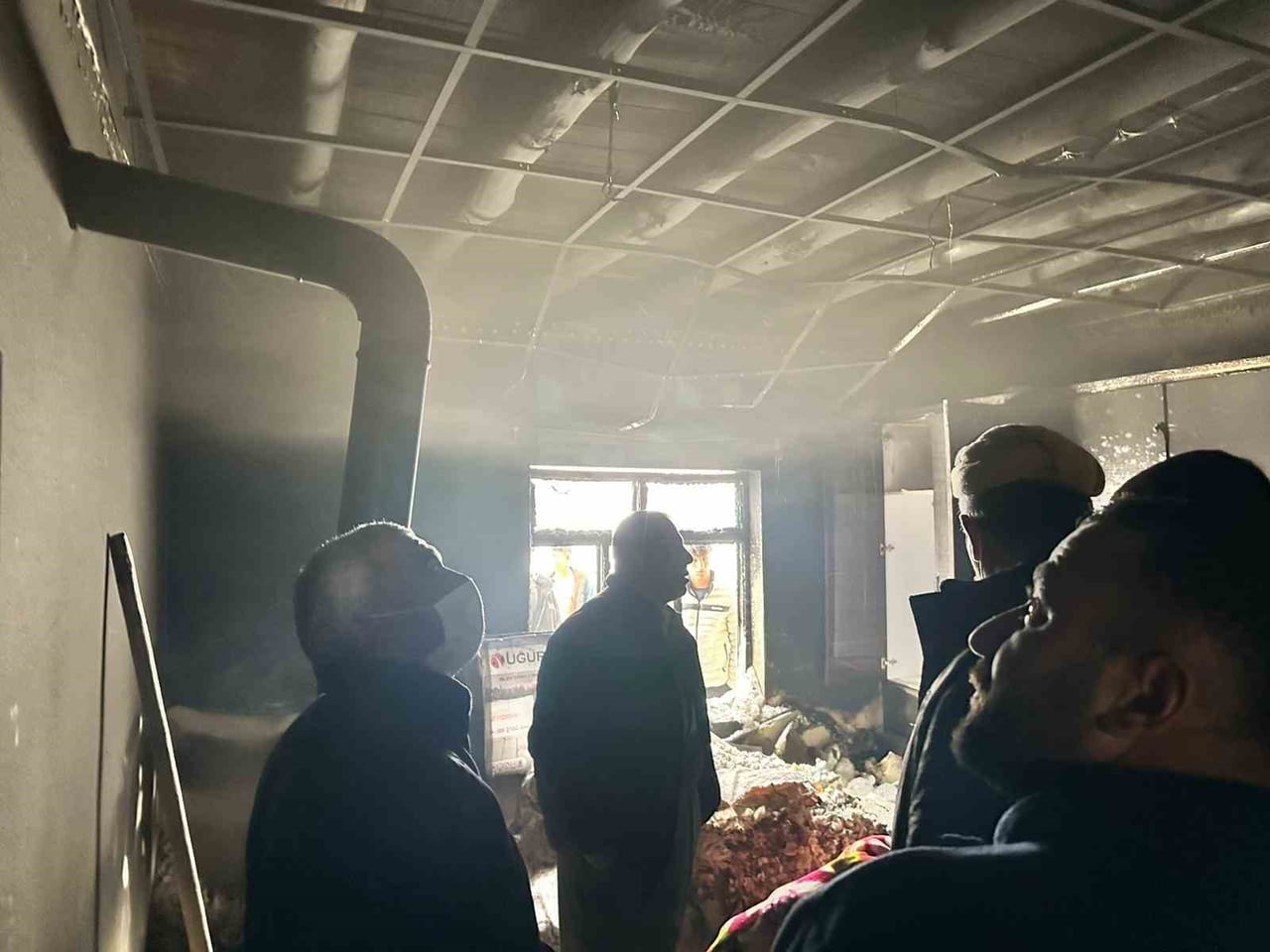 HAKKARİ’NİN DERECİK İLÇESİNE BİR EVDE ÇIKAN YANGIN, İTFAİYE VE VATANDAŞLARIN MÜDAHALESİ SONUCU...