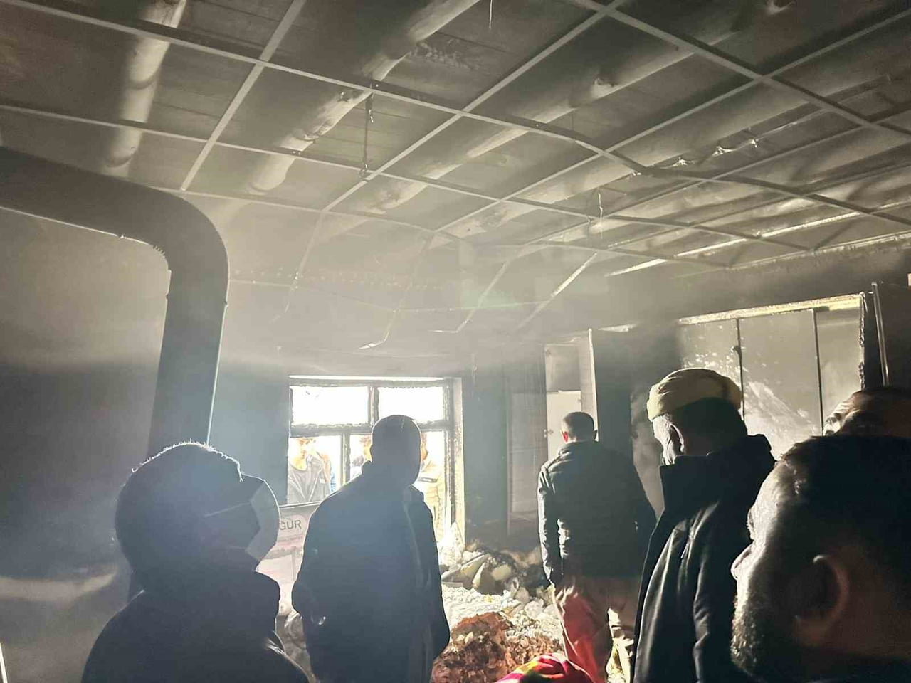 HAKKARİ’NİN DERECİK İLÇESİNE BİR EVDE ÇIKAN YANGIN, İTFAİYE VE VATANDAŞLARIN MÜDAHALESİ SONUCU...